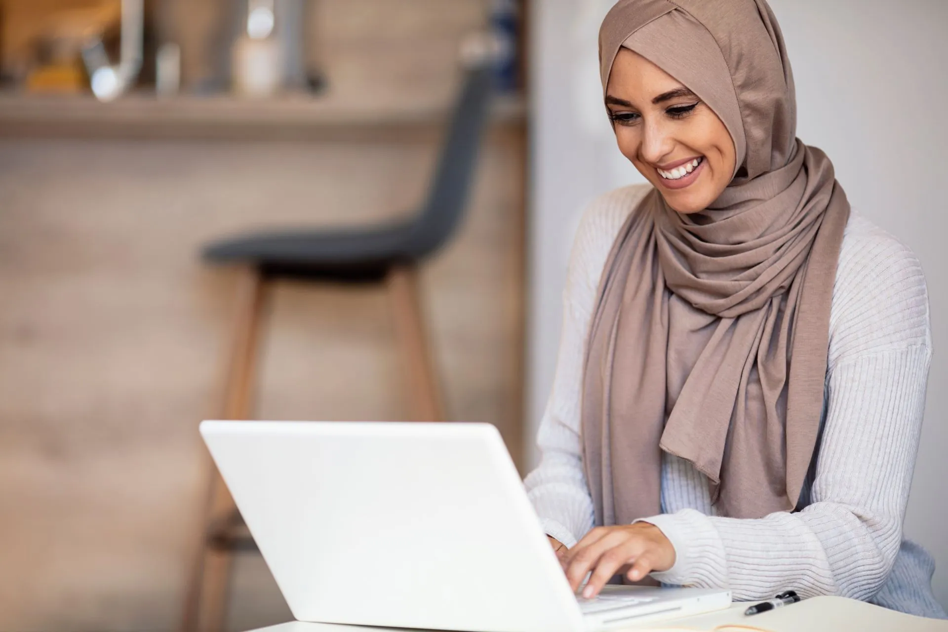 The Pros and Cons of Private vs Group Language Learning